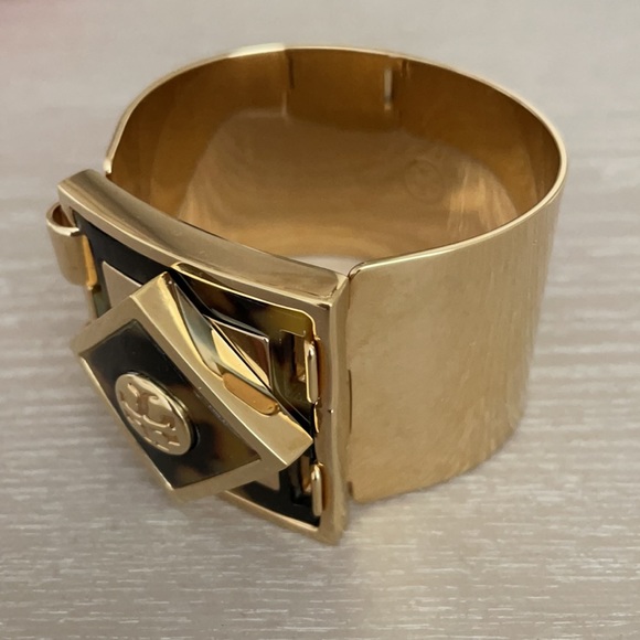 Tory Burch Tortoise shell and gold emblem cuff - Picture 8 of 16